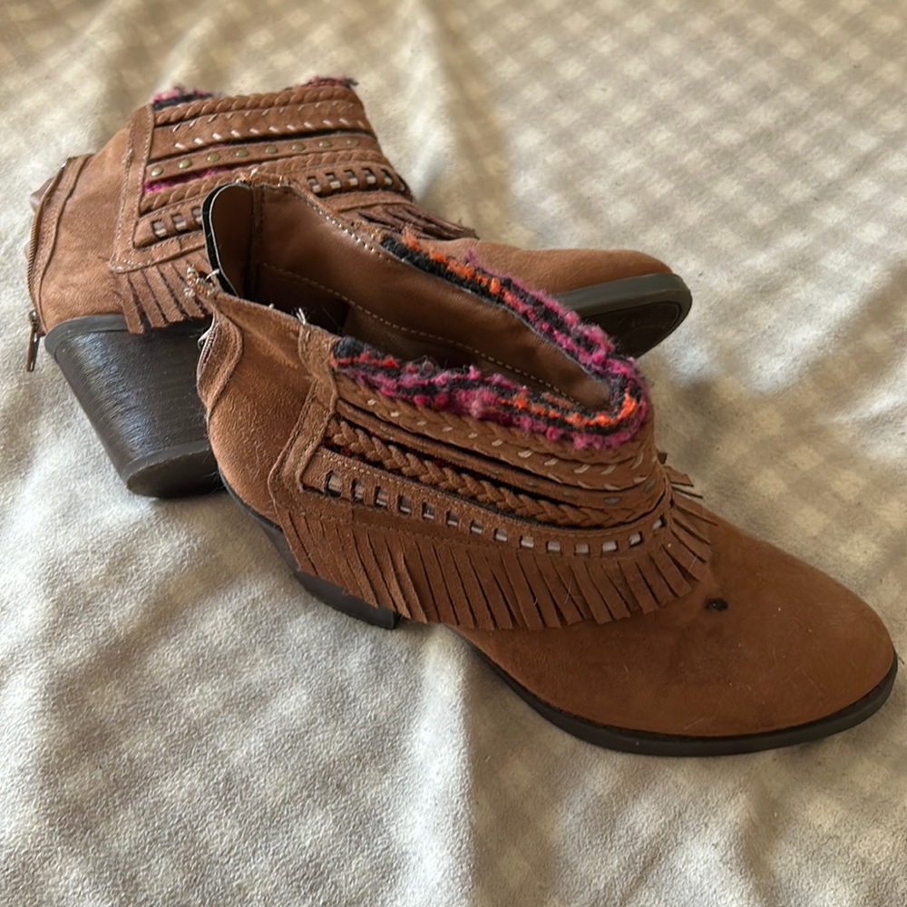 MUDD boots with yarn trimmings … in. Great shape